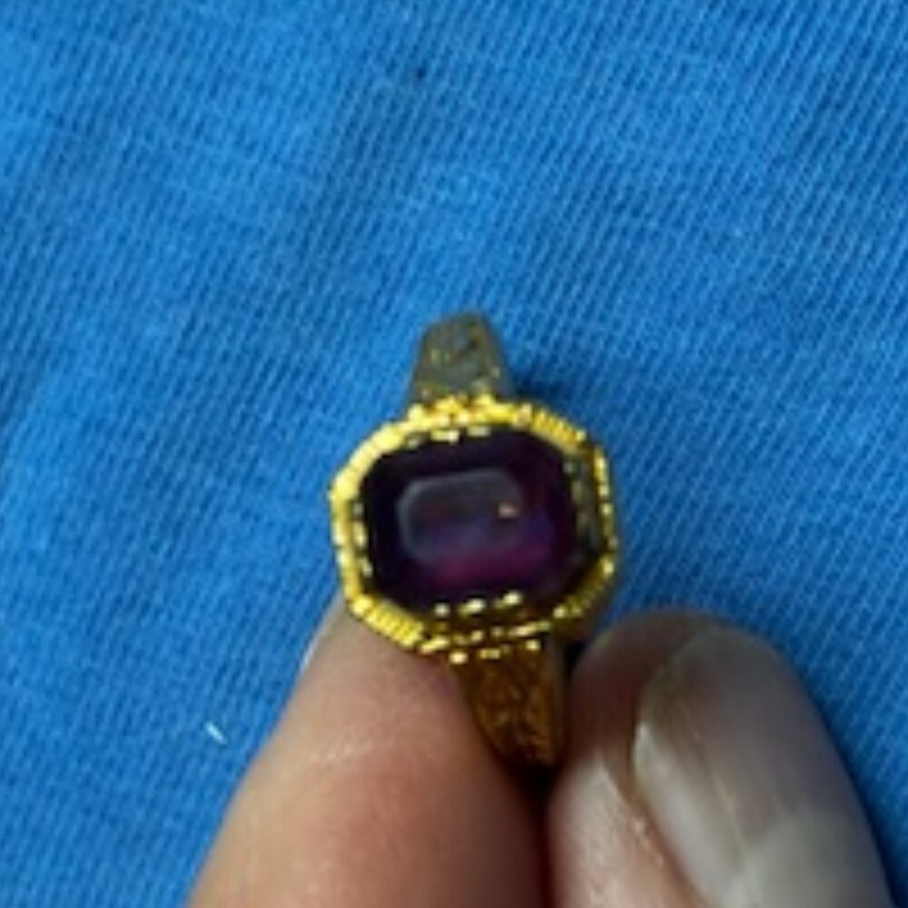 Vintage Gold and Garnet stone ring, Filagree etched on band, pretty, delicate